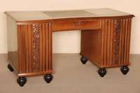 ArtDeco-Schreibtisch, deutsch, um 1920, Mahagoni massiv, bzw. furniert, in der Front leicht geschweifter Korpus, auf schwarz gelackten ...