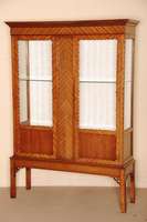 Vitrine, England, um 1910, Edwardien, Korpus Weichholz und Mahagoni, z.T. Mahagonifurnier, auf geraden eckigen Hochbeinen, 2-tÜrig, untere ...
