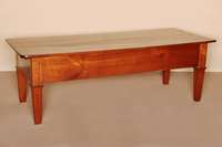 Couchtisch, Frankreich, um 1810, Kirschbaum massiv, sogenannter Bezahl- oder Tresentisch, auf eckigen konischen Beinen, breite Zarge, diese ...