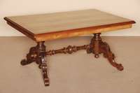 Couchtisch, deutsch, um 1880, Platte furniert, Wurzelnuß gespiegelt verlegt, 2 gedrechselte SÄulen, Fuß durch Mittelsteg verbunden, 4-fach ...