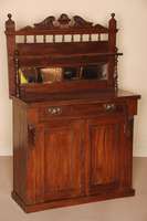 Halbschrank, England, um 1890/1900, Edwardien, wohl Mahagoni, mit Prunkaufsatz, schwere Fußleiste, 2-tÜrig, Inlets mit Leistenverzierung, eine ...