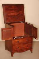 Zimmertoilette, England, um 1810, George III , Korpus Weichholz, Mahagoni furniert, Platte aufklappbar, Interieur im Originalzustand, auch als ...