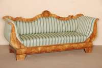 Biedermeierstilsofa, nach dem Vorbild von 1830/1835, Seitenteile und Zarge um 1830, FÜße und RÜckenteil nach dem Vorbild von 1835, z.T. mit ...