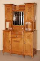 Vielzweckschrank, deutsch/wohl Karlsruhe, um 1900/05, Eiche massiv, komplett auf Rahmen gearbeitet, als Polygone und Resalit architektonisch ...