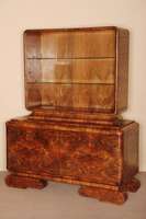 ArtDeco-Vielzweckschrank bzw. Schauvitrine, deutsch, um 1930/32, kaukasisch Nußbaumfurnier, Oberteil Ecken abgerundet, GlaseinlegebÖden, ...
