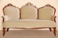 3-sitzer Sofa, um 1840/45, Korpus Weichholz, Nußbaumfurnier, z.T. auf Mahagoni gebeizt, allseitig geschwungen, Armlehnen und FÜße passig, ...