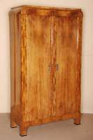 Biedermeier-Kleiderschrank, Österreich/Wien, um 1825/30, Korpus Weichholz, Wurzelnußfurnier gespiegelt verlegt, Ahornintarsien, sogenannte ...