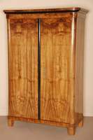 Biedermeierschrank, deutsch/wohl Baden, um 1825/30, Korpus Weichholz, Wurzelnußfurnier doppelt gespiegelt verlegt, sehr lebhaft, Vertikale ...