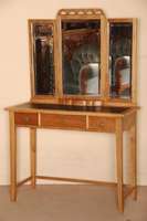 Schminktisch, deutsch, um 1902/04, starker Stileinfluß von Darmstadt, Eiche massiv, Front verspiegelt, facettiertes Glas, sparsame ...