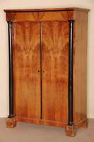 Biedermeier-WÄscheschrank, mitteldeutsch, um 1830, Korpus Weichholz, Wurzelnußfurnier gespiegelt verlegt, Kopf und Fuß einfach bis 3 -fach ...