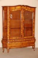 Vitrine, Italien, nach dem Vorbild des 18. Jhds. Korpus Weichholz, Wurzelnußfurnier, z .T. querverlgt, dickes SÄgefurnier, Unterteil bombiert, ...