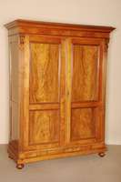 GrÜnderzeitschrank, sÜddeutsch, um 1880/90, Korpus Weichholz, Wurzelnußfurnier gespiegelt verlegt, Zierleisten 3-fach getreppt, einfach ...