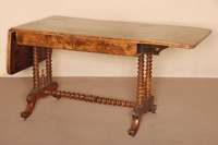 Schreibtisch, sÜddeutsch, um 1860/70, Unterbau Nußbaum massiv, Wurzelnußfurnier 4 -fach gespiegelt verlegt, sehr aufwendig, als Wangentisch ...