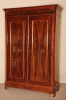 Kleiderschrank, Elsaß/Lothringen, um 1880/90 , Korpus Eiche massiv, Pyramidenmahagonifurnier gespiegelt verlegt, Front auf Rahmen gearbeitet, ...