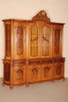 Aufsatzschrank mit Vitrinenteil, Italien, um 1960, Korpus Weichholz, z.T. Tischlerplatte, Nußbaum furniert, Inlets getreppt, Rocaillen in ...