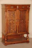 Stollenvertiko, deutsch, um 1880, Korpus Weichholz, Nußbaum furniert, z.T. massiv, auf gedrÜckten KugelfÜßen, Fußleiste mehrfach profiliert, ...
