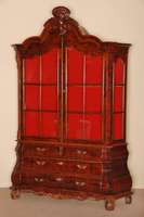 Barockstilvitrine, Holland, um 1960, Korpus Weichholz/Hartholz, Wurzelnußfurnier z.T. gespiegelt, schÖnes Furnierbild, Kanten abgeflacht, ...