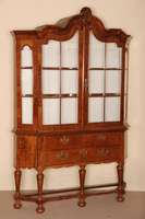 Prahlhans, Holland, um 1780, Korpus Eiche, Nußbaum furniert, auf StollenfÜßen, wellenfÖrmig verstrebt, Ecken stark abgeschrÄgt, Unterteil ...