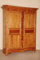 Schrank, Frankreich/Umgebung Straßburg, um 1760, Louis-XV, Kirschbaum massiv, auf gebogenen FÜßen, diese wohl spÄter, Ecken abgeschrÄgt, ...