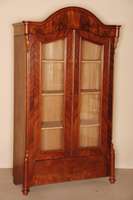 Louis-Philippe-Schrank, deutsch, um 1860, Korpus Weichholz, Mahagonifurnier, z.T. gespiegelt, auf KugelfÜßen, abgeschrÄgte Ecken , in Voluten ...