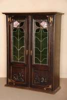JugendstilschrÄnkchen, deutsch, um 1900/05, Eiche massiv, Front auf Rahmen gearbeitet, Zierleiste 3- bzw. 4-fach getreppt, oberer Teil bunt ...