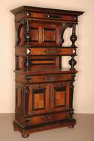 GrÜnderzeit-Prunketagere, deutsch, um 1880, Korpus Weichholz, Nußbaum massiv, Nußbaum furniert, z.T. ebonisierend, auf gedrÜckten ...