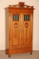 Jugendstilschrank, deutsch, um 1900, Korpus Weichholz, Nußbaum furniert, auf gedrechselten FÜßen, Lisenen gerillt, TÜrfÜllungen gerahmt, ...