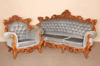 Sofa und 2 Sessel, Italien, um 1960, Barockstil, Gestell Buche massiv, nußbaumfarben, Zargen und RÜckenlehnen geschnitzt, mit prunkvollen ...