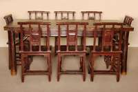 Tisch und 8 StÜhle, Asien/wohl China, um 1910 , RÜster massiv, rÖtlich bzw. mahagonifarben gebeizt, Tisch auf runden gedrechslten Beinen, Zarge ...