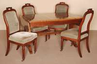 4 StÜhle, England, um 1860, viktorianisch, Mahagoni massiv, vorne 2 gedrechselte Beine auf original Rollen, gebogene RÜckenlehne, griffÖrmiger ...