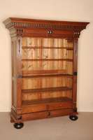 BÜcherregal, deutsch, um 1880, GrÜnderzeit, Korpus Weichholz, Eiche massiv, z.T. furniert, auf KugelfÜßen, Lisenen gerillt, Kopfteil mit ...