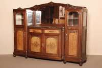 Buffet, Frankreich, um 1905, Korpus Weichholz, Nußbaum massiv, auf KugelfÜßen, mittig vorstehend, elegant gebogen, TÜrfÜllungen mit hellem ...