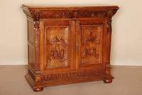 Halbschrank, Frankreich, um 1880, bretonisch, Eiche massiv, auf gedrÜckten KugelfÜßen, 2-tÜrig, geschnitzte FÜllungen mit Figurenstaffage, 2 ...