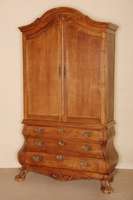 Kabinettschrank, Holland, um 1960, Eiche massiv, z.T. furniert, auf TatzenfÜßen, geschweifte Fußleiste mit aufgesetzten Schnitzereien, ...