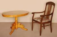 Ovaler Tisch, deutsch, um 1860, Esche massiv, auf gedrechselten Beinen, Fuß 3-fach ausladend, Platte mit gespiegeltem Eschefurnier ausgelegt, ...