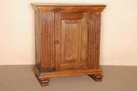 Brotschrank, deutsch/wohl Westfalen, um 1780/1800, Eiche massiv, auf Kufen, schwere profilierte Fußleiste, diese wohl spÄter, Lisenen ...