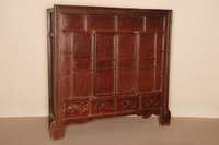Schrank, Asien/China, um 1900, Obstholz, nußbaumfarben gebeizt, Zarge z.T. geschweift, unten mit rocaillenfÖrmigen Flachschnitzereien, Front und ...