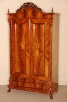 Kleiderschrank, mitteldeutsch, um 1865/70, Korpus Weichholz, Wurzelnuß- bzw. Pyramidenmahagonifurnier gespiegelt verlegt, Barockstil, leicht ...