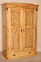 ausgefallener WÄsche- bzw. Kleiderschrank, Wien, um 1902/04, starker Einfluß von Wagner , komplett auf Rahmen gearbeitet, Ahorn, Wurzel- und ...