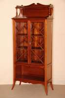 ausgefallene Vitrine, deutsch, um 1900/05, Anklang an den sogenannten Sheratonstil, Nußbaum auf Mahagoni gebeizt, Barock- und Jugendstileinfluß, ...