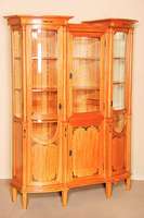 Jugendstilprunkvitrine, deutsch, um 1904, Kirschbaum massiv, komplett auf Rahmen gearbeitet, Resalite durch DoppelsÄulenmotiv, sparsame Intarsien ...
