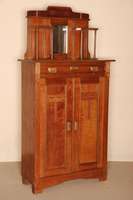 Jugendstilvertiko, deutsch, um 1900, Korpus Weichholz, Nußbaum furniert, FÜllungen mit Flachschnitzereien, typisch aus der Zeit, Aufsatz mittig ...
