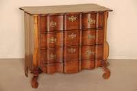 Kommode, Holland, um 1860, Barockstil, Eiche massiv, FÜße stark gebogen, Front mehrfach bombiert und gewÖlbt, geschweifte massive Platte, ...