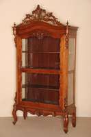 Louis-Philippe-Vitrine, Holland, um 1870, Mahagoni massiv, auf stark gebogenen Beinen, Zarge doppelt gebogen mit muschelfÖrmigen Schnitzereien, ...