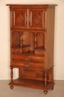 GrÜnderzeitschrÄnkchen, deutsch, um 1880, Korpus Weichholz, Eiche furniert, z.T. gespiegelt verlegt, unten Ablage mit gedrechselten SÄulen, ...