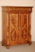GrÜnderzeit-Vertiko, deutsch, um 1880, Korpus Weichholz, Nußbaum furniert, auf KugelfÜßen, Lisenen mit vorgesetzten gedrechselten VollsÄulen, ...