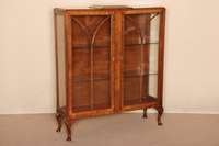 Vitrine, England, um 1925, Queen-Anne-Stil, Korpus Weichholz, z.T. Tischlerplatte, auf gebogenen Beinen, 3-seitig verglast, TÜren V -fÖrmig ...