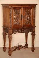 Stollenschrank, deutsch/wohl Berlin, um 1870/80, Obstholz, zum grÖßten Teil massiv, auf eckigen Beinen, konisch zulaufend, geschuppt, prunkvolle ...