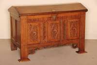 Satteldachtruhe, deutsch, um 1780, Eiche massiv, SpÄtrenaissance, auf StollenfÜßen, ausgesÄgte Zarge, Lisenen kanneliert, drei kassettierte ...