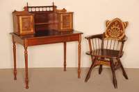 Damenschreibtisch, deutsch, um 1875, Mahagoni, aus dem Vollholz, elegant gedrechselte Hochbeine, Zarge mit Schublade, Aufsatz mit zwei TÜrchen, ...